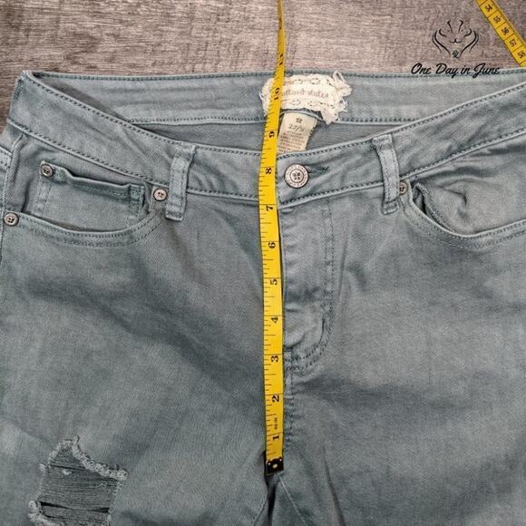 Altar'd State Skinny Stretch Jeans Size 5 - Picture 4 of 6